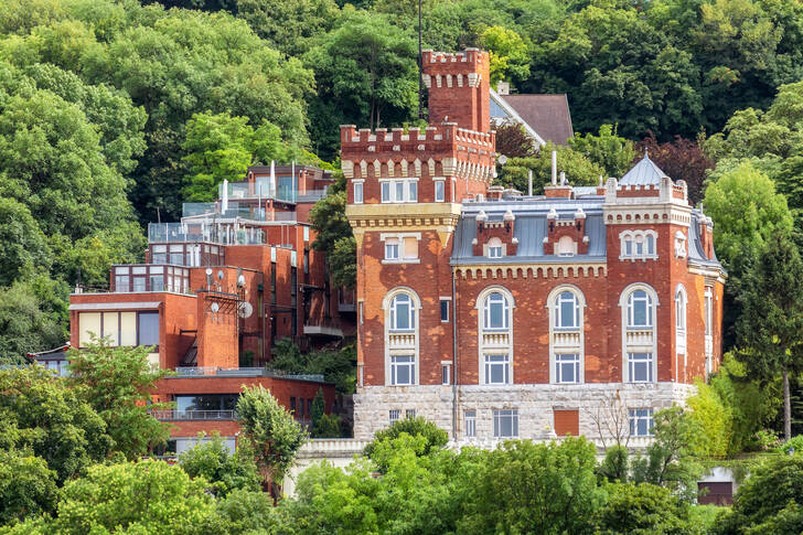 Edifício com torres em Budapeste