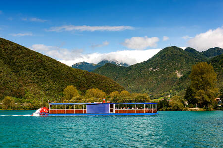 Barco a vapor no lago