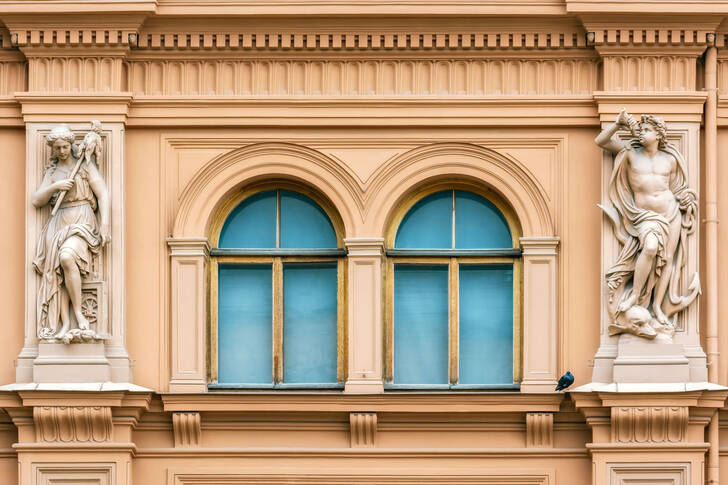 Façade de maison avec sculptures en stuc