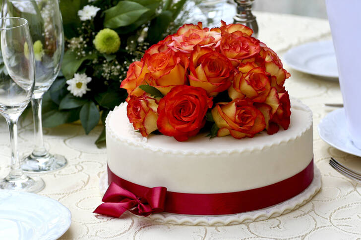 Cake with roses