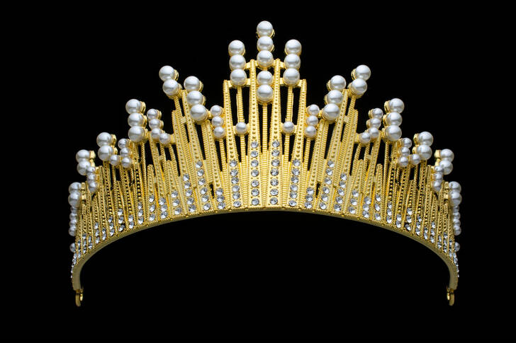 Crown with pearls