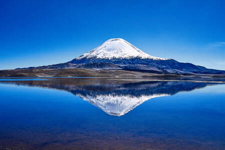 A Parinacota vulkán a Lauca Nemzeti Parkban, Chile