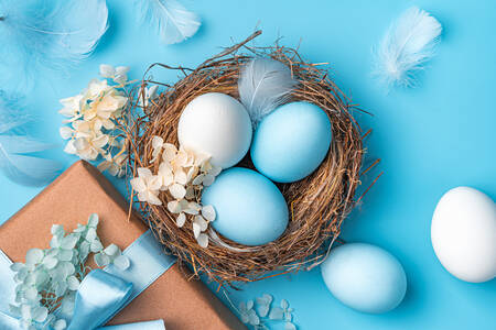 Nido con huevos de Pascua y flores