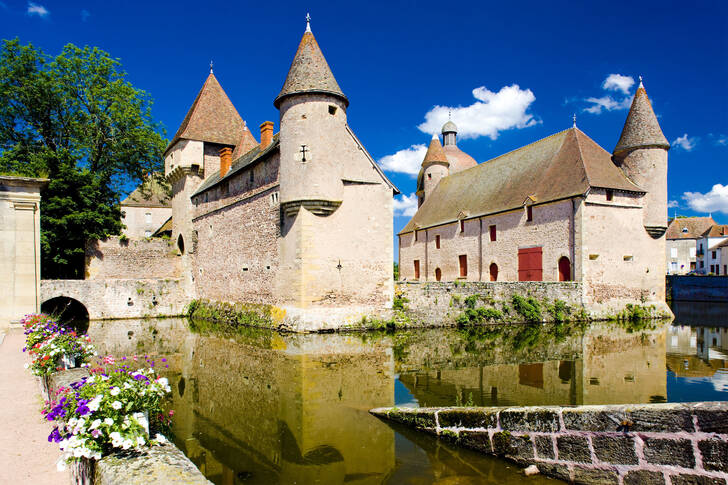 Zamek La Clayette, Francja
