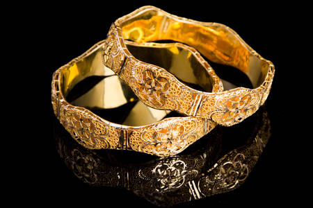 Pulseiras de ouro em um fundo preto