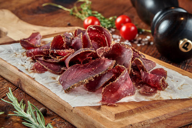 Basturma su un tagliere di legno