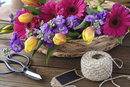 Ein Strauß aus Gerbera und Tulpen