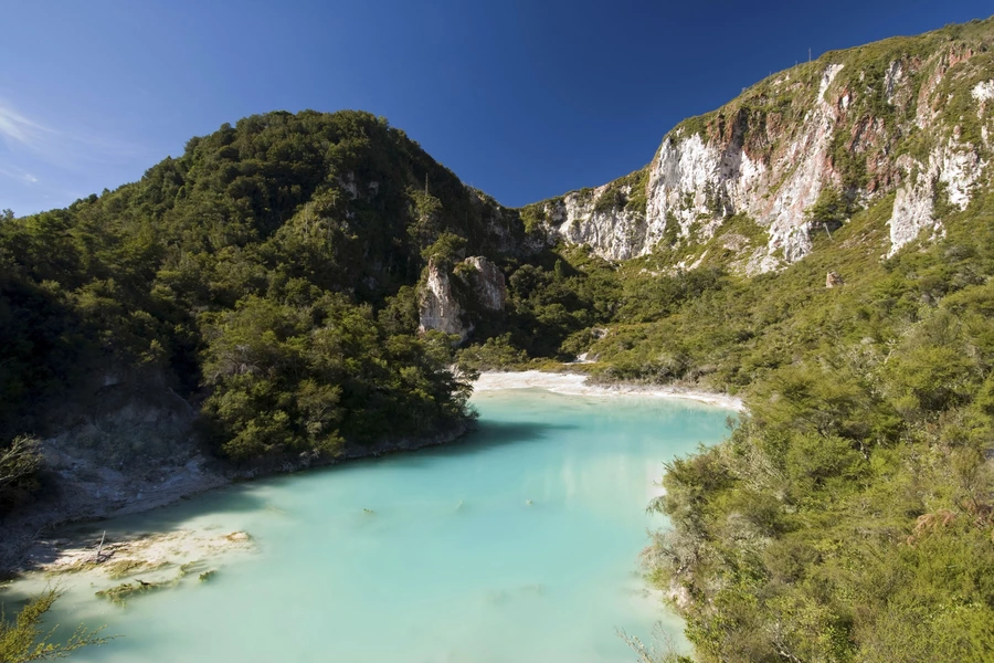 Kráterové jezero na Hoře duhy