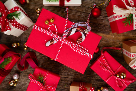 Коледни подаръци в червени и бели кутии