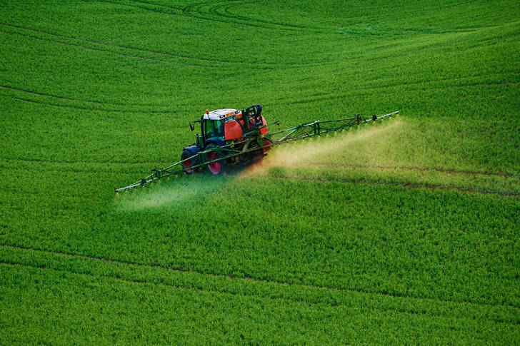 Tractor sprays fertilizer