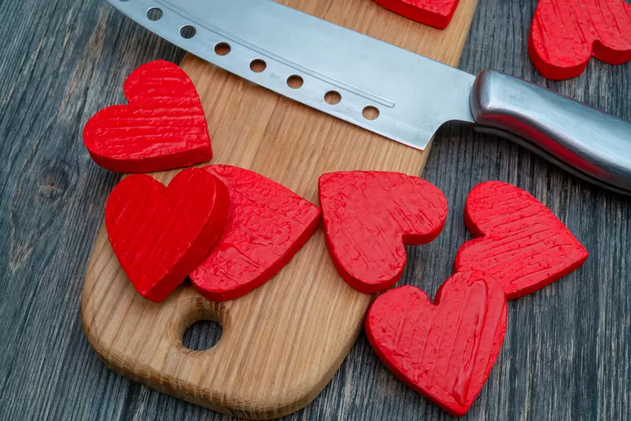 Cuori rossi sulla tavola di legno