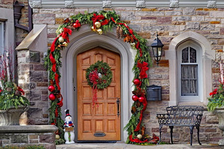 Drzwi ze świątecznym wystrojem