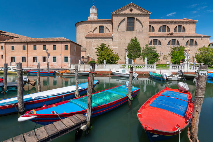 Barci de canal cu vedere la Catedrala Chioggia