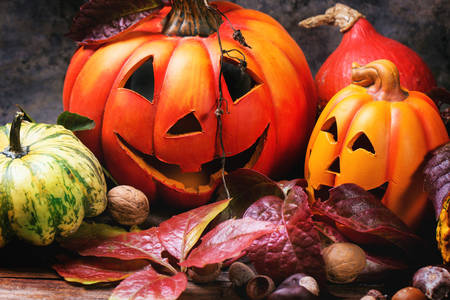 Halloween-Kürbisse und Herbstblätter