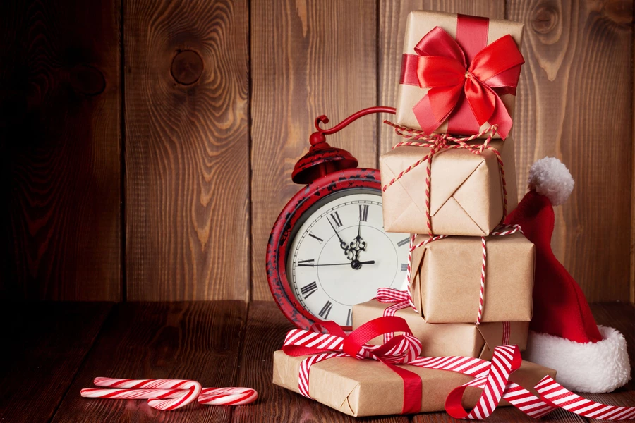 Oude wekker en cadeaus