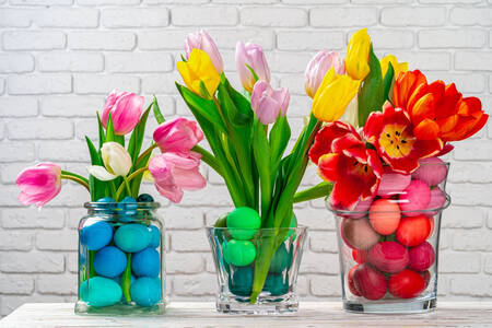 Tulipanes y huevos de pascua