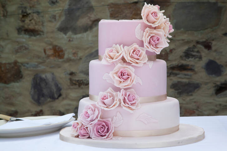 Esküvői torta rózsákkal