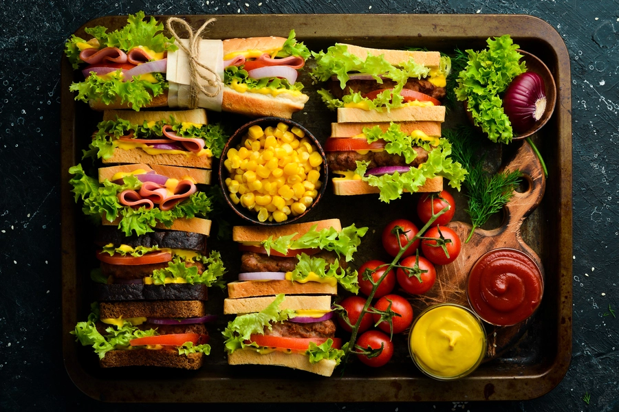 Sándwiches en una bandeja