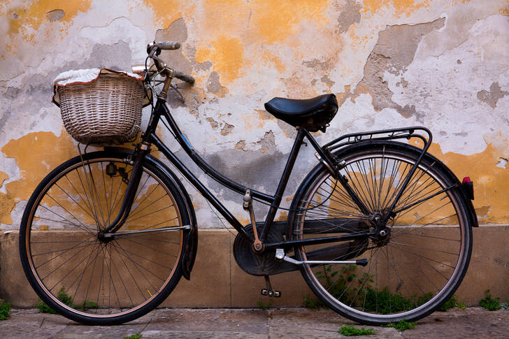 Bicicleta vieja contra la pared