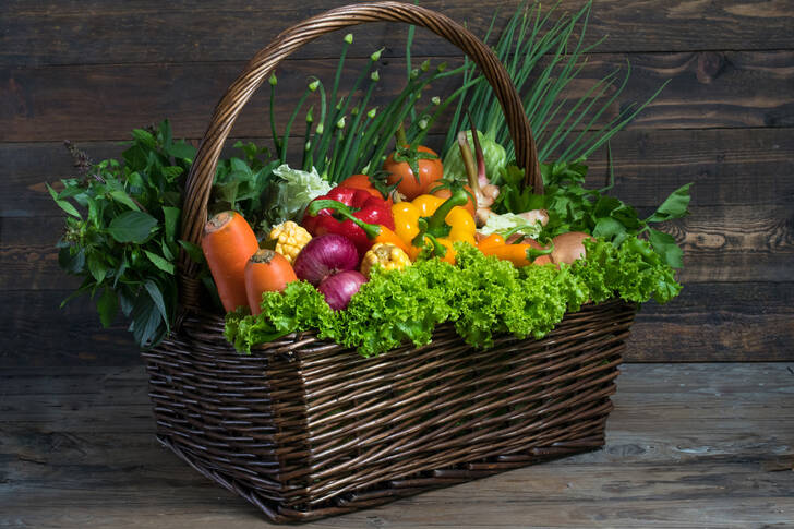 Органические овощи в корзине