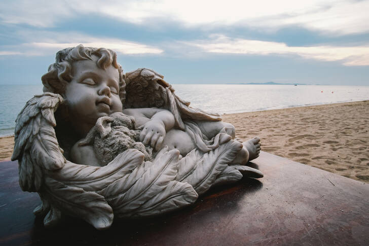 Estatua del ángel en la playa