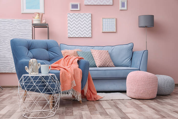 Habitación rosa con muebles azules.
