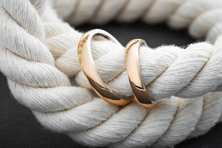 Anéis em uma corda branca