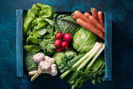 Grönsaker i en låda på bordet