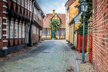 Calle con casas antiguas