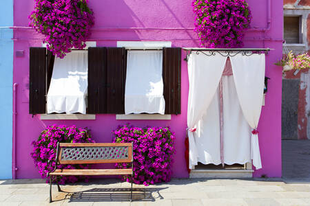 Egy lila ház homlokzata