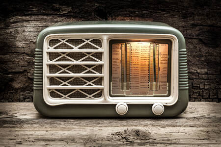 Staré rádio na dřevěné pozadí
