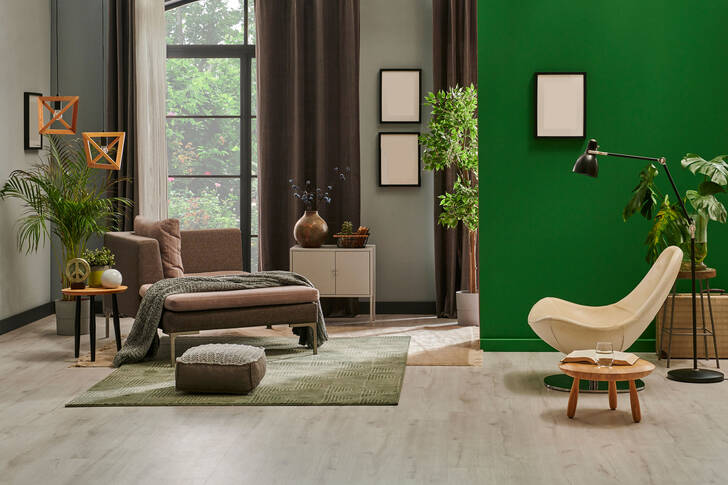 Modernt vardagsrum med grön vägg
