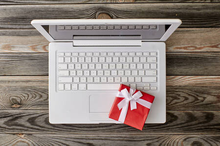 Λευκό φορητό υπολογιστή και δώρο