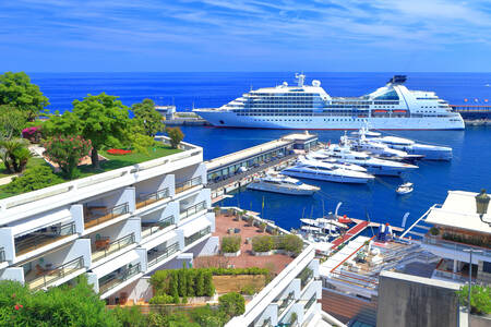 Tengerjáró hajó Monaco kikötőjében