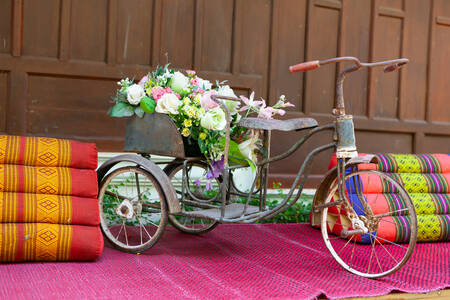 Gammal cykel med blommor