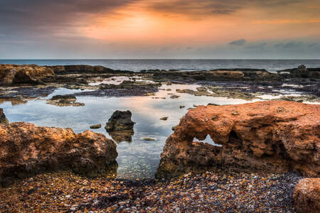 Pantai berbatu saat fajar