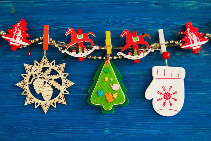 Christmas tree decorations made of wood and felt