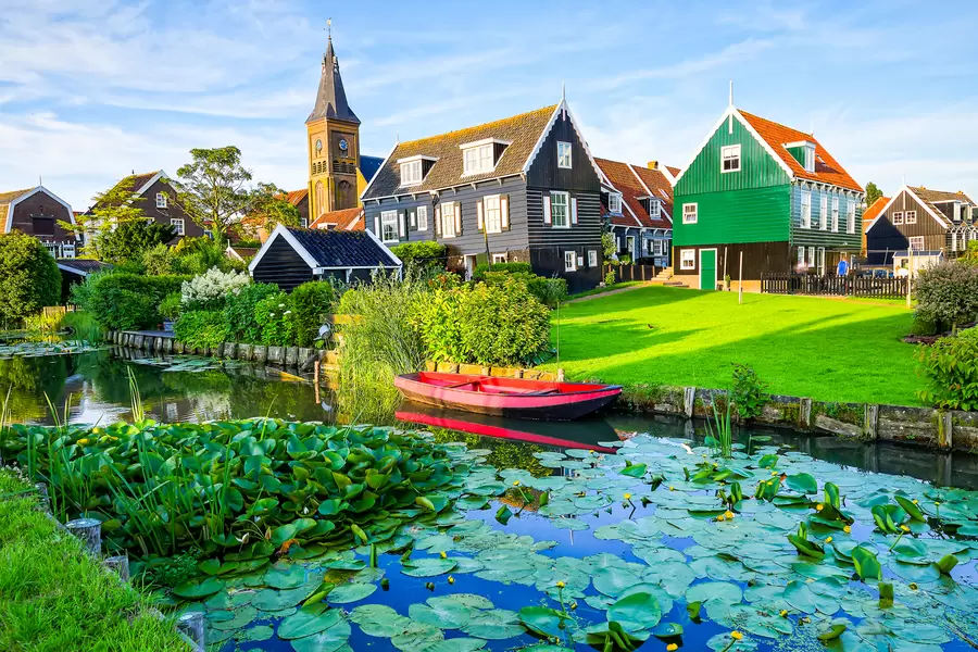 Maisons de village au bord de la rivière