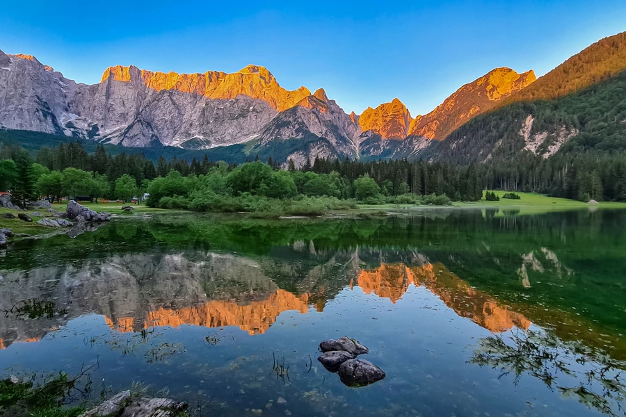 Izlazak sunca nad jezerom Fusine