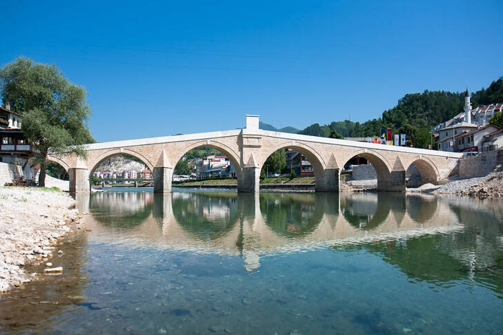 الجسر القديم في كونيتسا