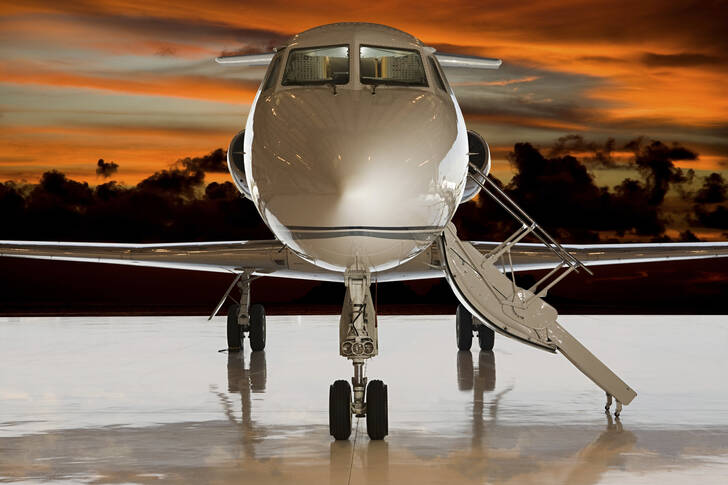 Частный самолет на закате
