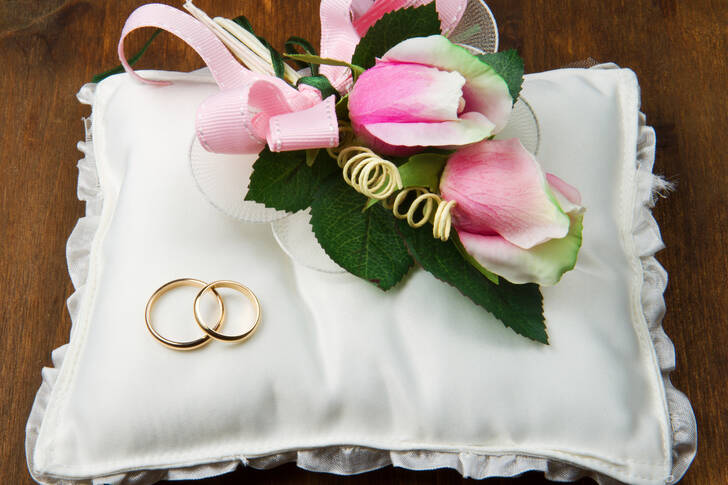 Ringar på en vit kudde