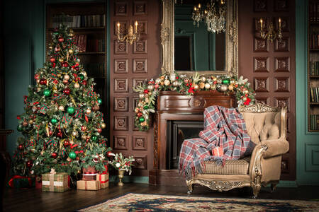Weihnachtsbaum und Sessel am Kamin