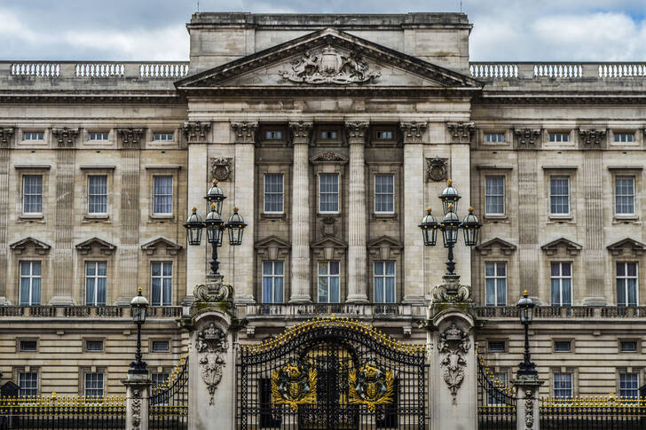 The facade of Buckingham Palace