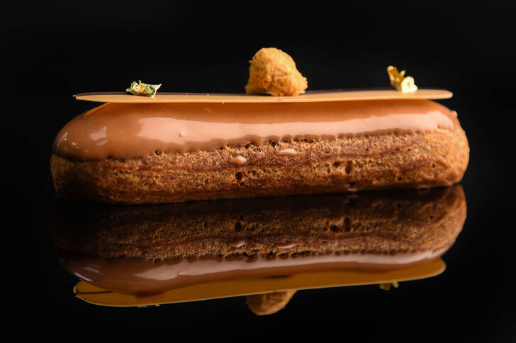 Eclair mot svart bakgrund