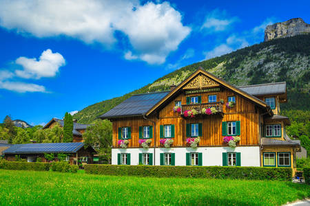 Alpine houten huis met bloemen