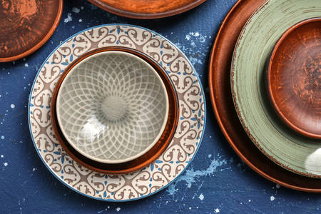 Глиняные и керамические тарелки на столе