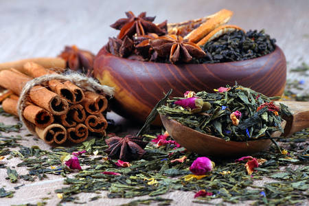 Grönt te med blommor och kryddor