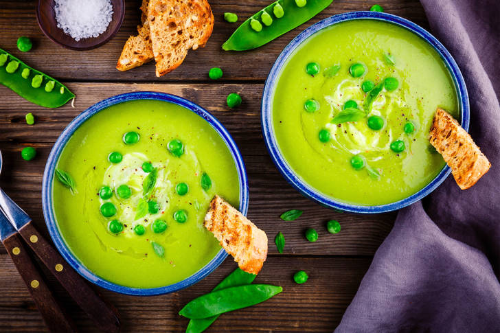 Puree soup with green peas