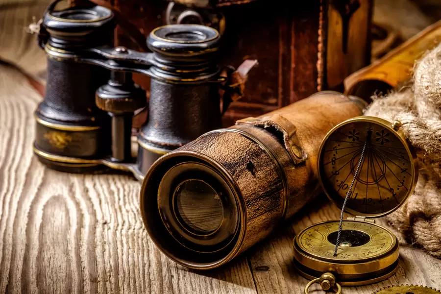 Oude voorwerpen op een houten tafel